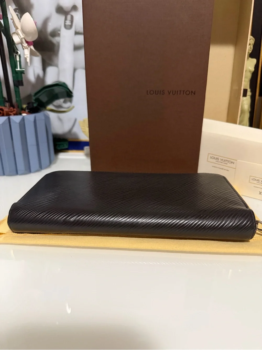 AUTHENTIC LOUIS VUITTON EPI Zippy Long wallet.black & pink with Box,dusty,COA.
